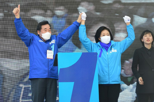 지난 4월 6일 더불어민주당 박영선 서울시장 후보와 이낙연 공동 상임선대위원장이 서울 종로구 세종대로 인근서 열린 유세에서 지지를 호소하고 있다. [연합뉴스]